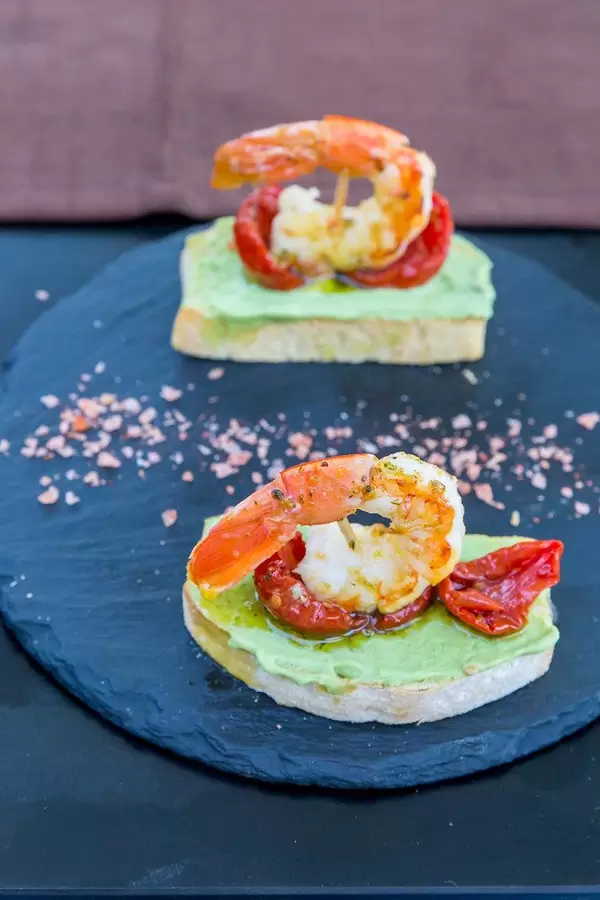Tapas bei Q11, Pollença, Mallorca: geröstetes Brot, Garnelen, getrocknete Tomaten, Avocadocreme