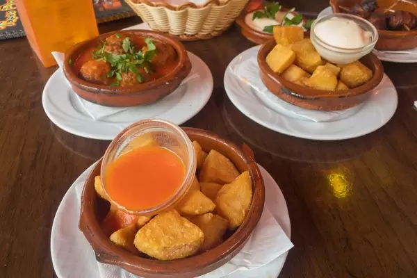Tapas: Frittierte Kartoffeln und Hackfleischbällchen