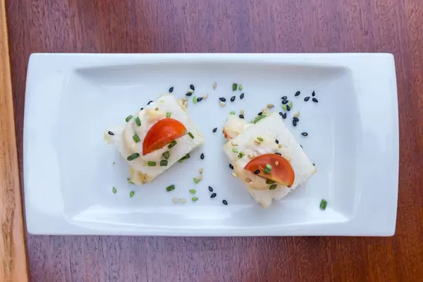 Tapas mit Thunfisch: spanische Vorspeise mit Brot, Kirschtomaten und Kernenmix. Aufnahme von oben