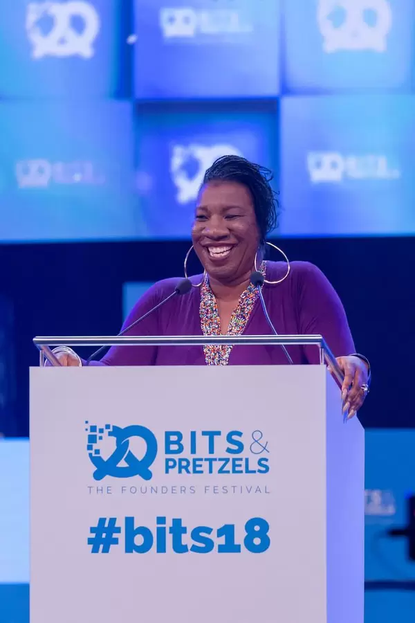 Tarana Burke am Podium bei einer Rede
