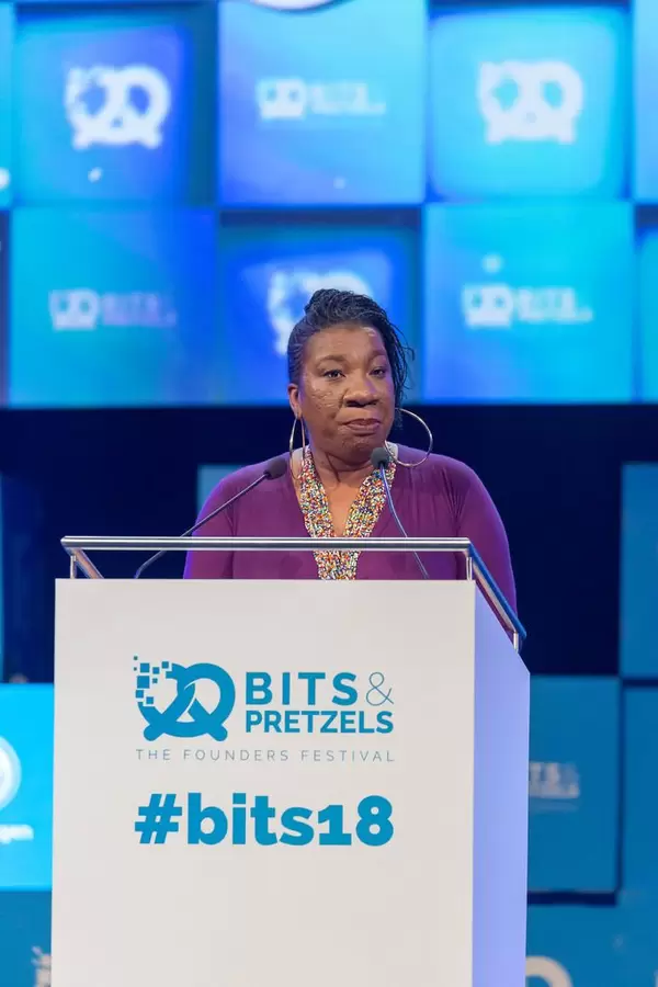 Tarana Burke - ernster Blick bei ihrer Rede