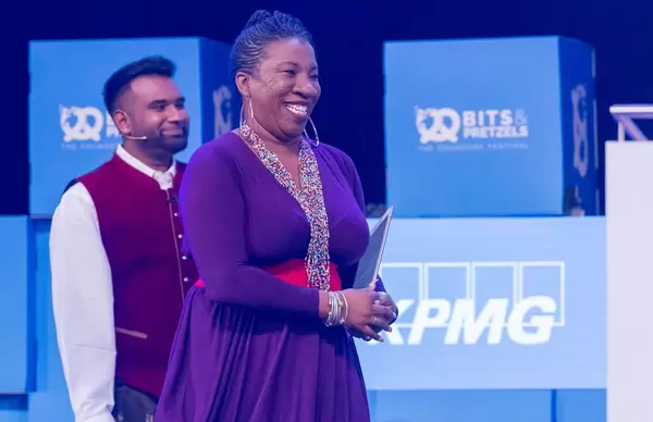 Tarana Burke - Founder der #MeToo Bewegung lächelt auf der Bühne