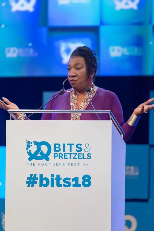 Tarana Burke gestikuliert bei ihrer Rede