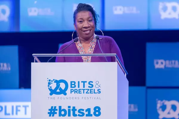 Tarana Burke lächelt bei Ihrer Rede