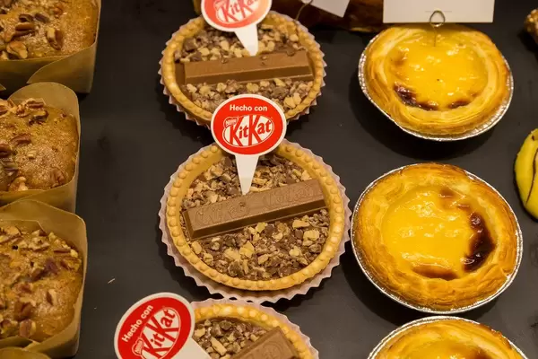 Tartaleta Kit Kat: Nestlé KitKat-Gebäck von Dots Original, in kleiner Tarte-Form, mit Crumbles und ganzem Schokoriegel