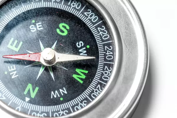 Taschenkompass auf einem weißem Tisch Nahaufnahme