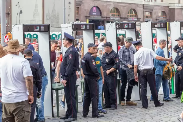 Taschenkontrolle während der Fußball-Weltmeisterschaft beim Zugang zum Roten Platz