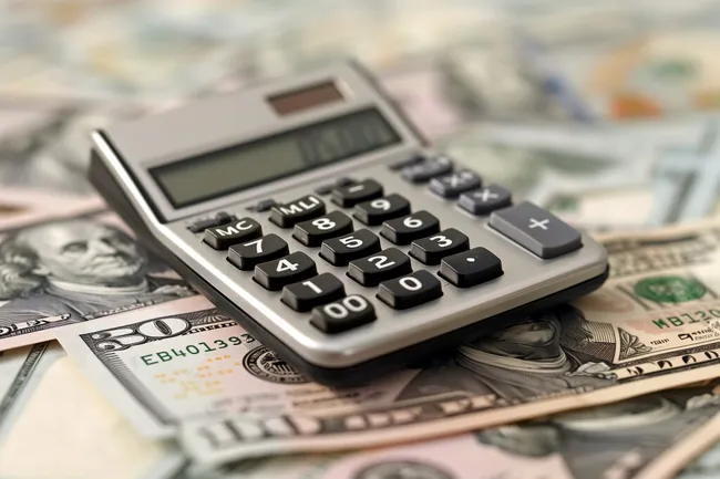 Taschenrechner auf Dollarscheinen