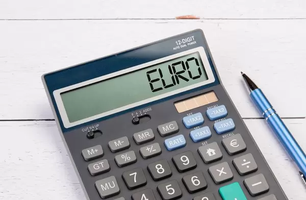 Taschenrechner zeigt das Wort Euro im Display an