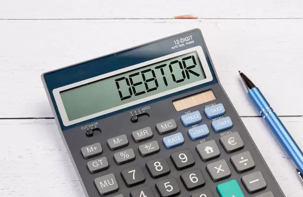 Taschenrechner zeigt das Wort "Schuldner" (Debtor) im Display an