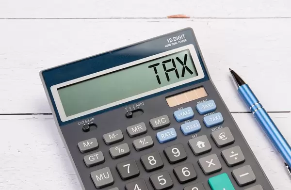 Taschenrechner zeigt das Wort Steuer (tax) im Display an