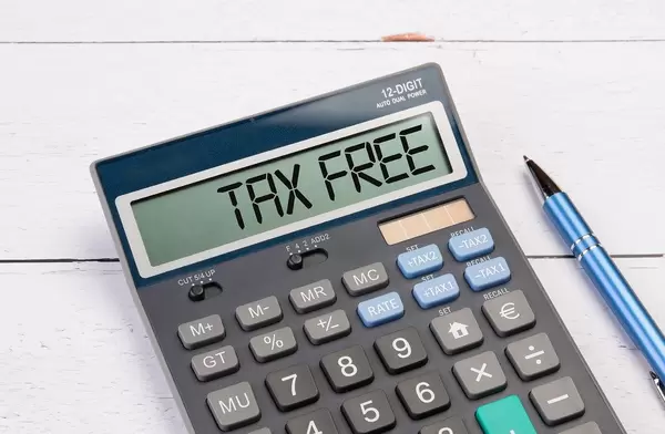 Taschenrechner zeigt das Wort Steuerfrei" (Tax Free) im Display an