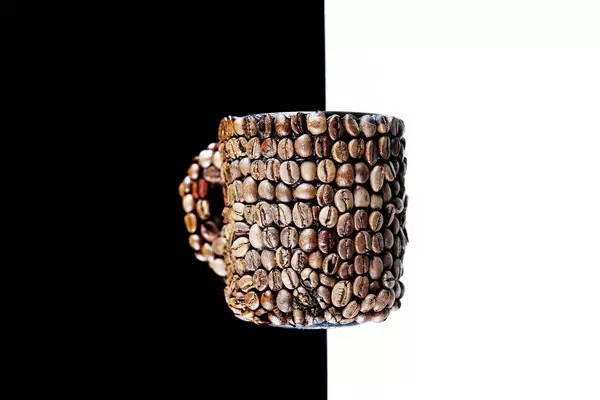 Tasse aus Kaffeebohnen auf schwarz weißem Hintergrund