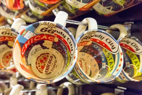 Tassen mit Chicago-Motiven: Verkehrszeichen, Nummernschilder und Sehenswürdigkeiten