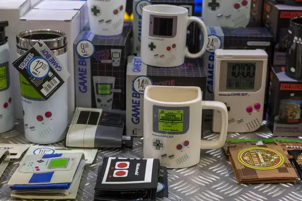 Tassen, Thermosbecher und Brieftaschen im Nintendo Game Boy Look. Retro Hype