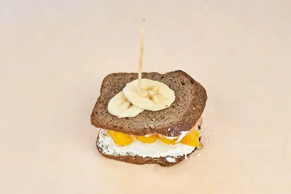 Tasty fruit-based sandwich