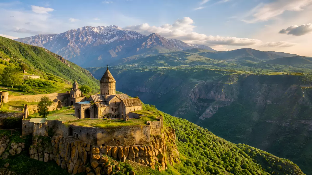 Tatev Kloster auf Felsklippe mit Bergpanorama