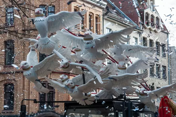 Tauben am Rosenmontagszug