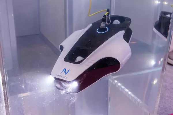 Tauchdrohne mit Rotorenantrieb und Lampen für ferngesteuerte Unterwasser-Aufnahmen