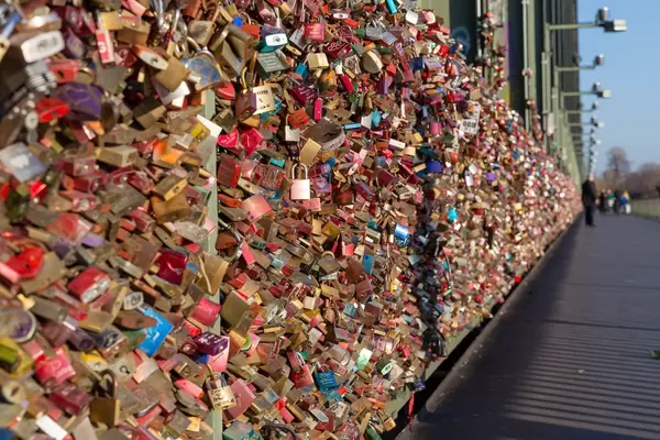 Tausende von Schlössern hängen an der Kölner Stadtbrücke