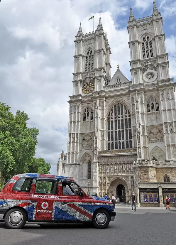 Taxi vor Westminster Abbey