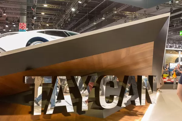 Taycan Schriftzug auf der Autoaustellung IAA, zur Präsentation des neuen Elektro-Sportswagen Taycan Turbo S von Porsche
