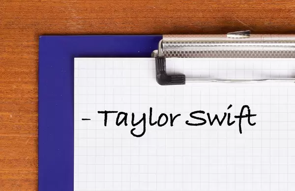 Taylor Swift als Text auf einem Klemmbrett geschrieben