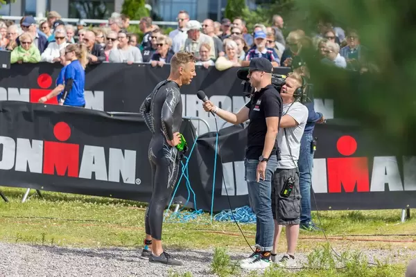 tbd Ironman Triathlet gibt kurz vor dem Start des Sportwettkampfs Ironman 70.3 in Lahti, Finnland, ein Interview vor Zuschauern