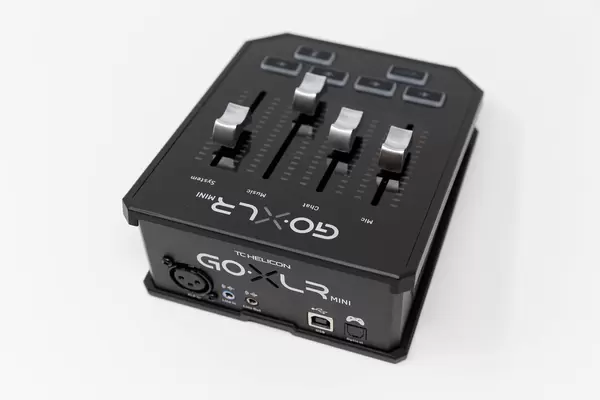TC-Helicon GoXLR MINI: 4-Kanal-Mixer für Streamer. Nahaufnahme von Podcast-Ausrüstung