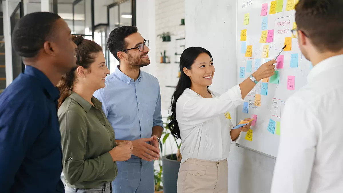 Team bei kreativer Marketingstrategie am Whiteboard