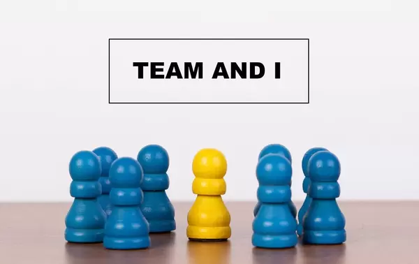 Team / Mannschaft und ich - Konzept:  Einzelne gelbe Spielfigur, umgeben von einer Gruppe blauer Bauern