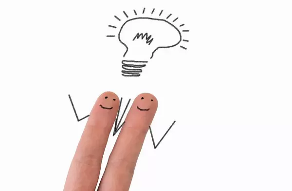 Teamwork: zwei bemalte Finger mit fröhlichem Gesichtsausdruck, haben eine gemeinsame Idee