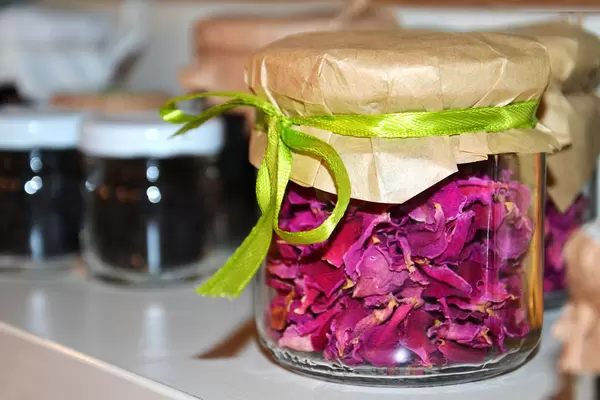 Tee aus Rosenblättern