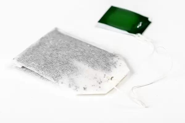 Teebeutel vor weißem Hintergrund