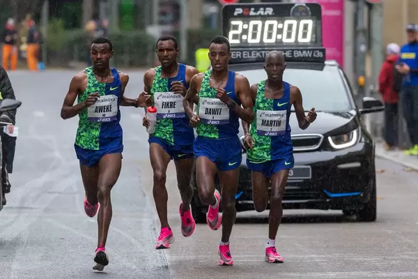 Tefera, Aweke, Dawit und Martin bei der 2 Stunden Marke beim Frankfurter Marathon