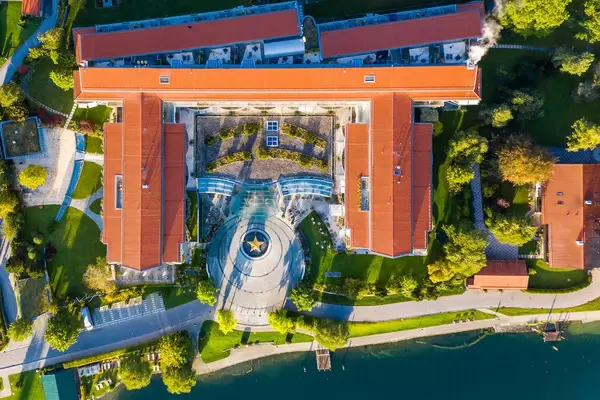 Tegernsee Luxushotel: Luftaufnahme vom Althoff Seehotel Überfahrt mit großem Stern am Eingang