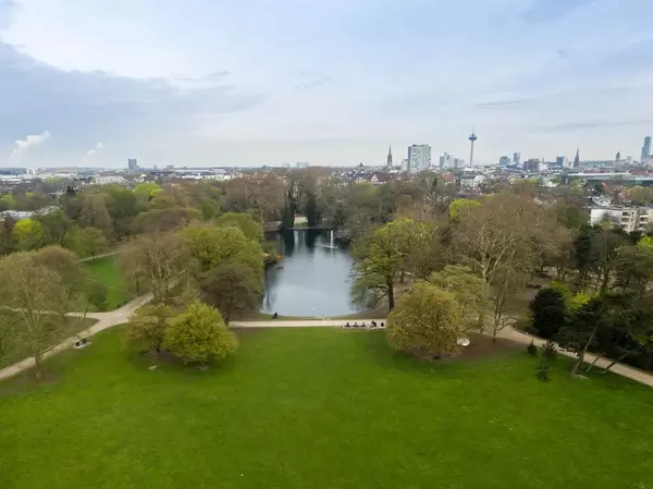 Teich im Park Volksgarten in Köln. Luftbildaufnahme