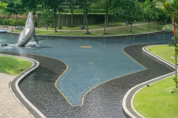 Teich Symphonie mit Springbrunnen im KLCC Park in Kuala Lumpur