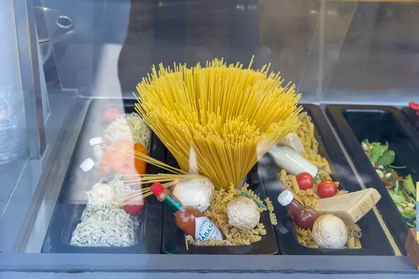 Teigwaren unterschiedlicher Formen in einer Vitrine