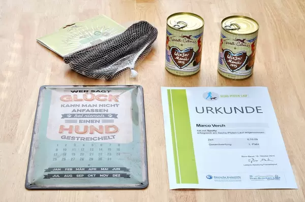 Teilnahmeurkunde am Sech-Pfoten-Lauf, Hundefutter, Kalender und Lieblingswurst