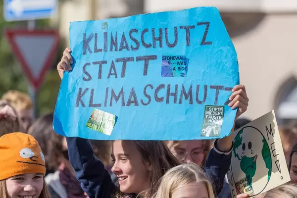 Teilnehmer der Klimaproteste in Köln fordern "Klimaschutz statt Klimaschmutz"