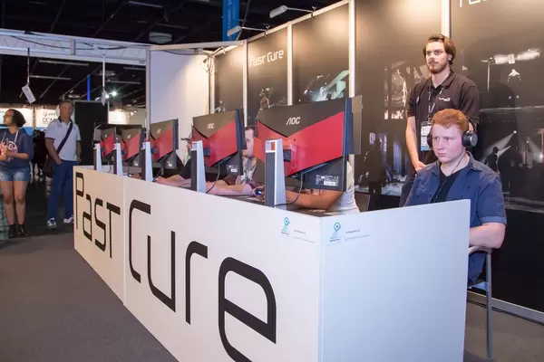 Teilnehmer probieren Past Cure von Phantom 8 Studio aus