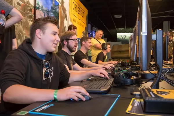 Teilnehmer zocken am Crossout Stand