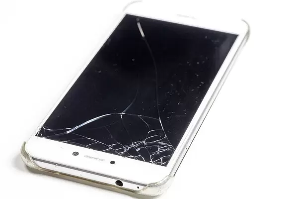 Telefon mit defektem Bildschirm vor weißem Hintergrund