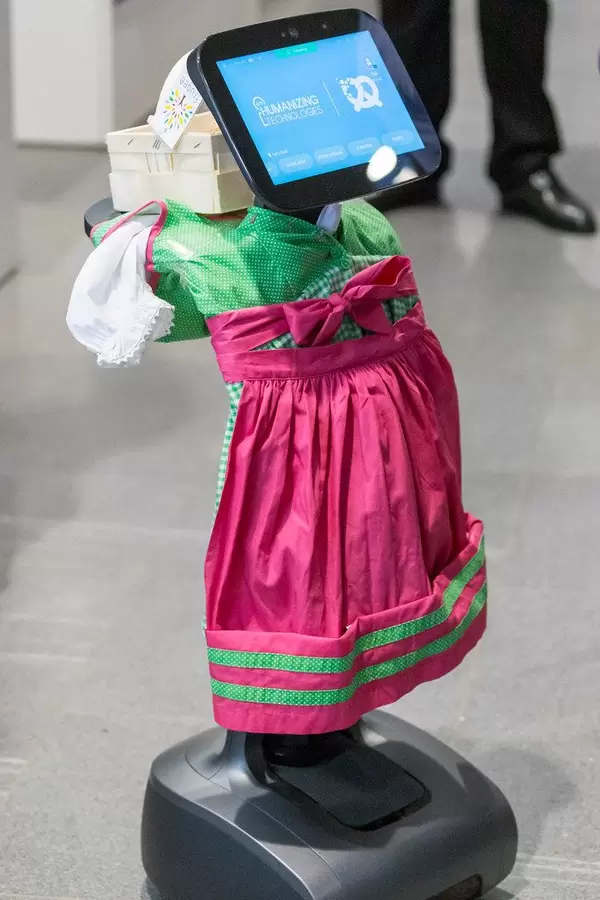 Telepräsenzroboter "Double Roboter" im Dirndl, selbstfahrender Videokonferenz-Roboter für globales Arbeiten mit reduziertem CO2-Fußabdruck