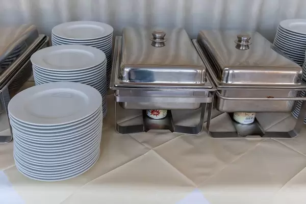 Teller am Büfett, gleich geht es los