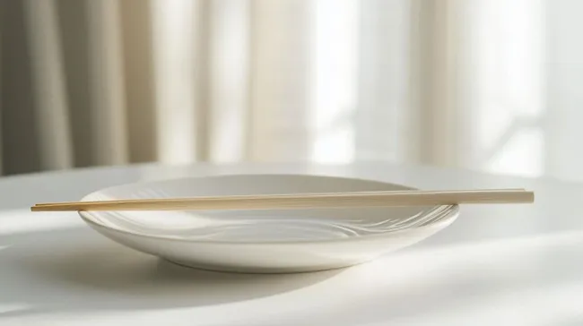 Teller mit Essstäbchen in sanftem Licht