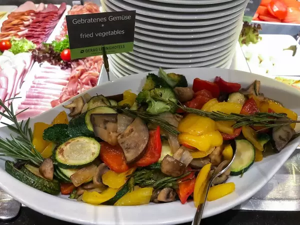 Teller mit gebratenem Gemüse am Frühstücksbüfett