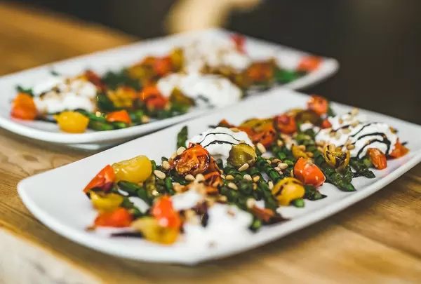 Teller mit gegrilltem Spinat und Tomaten in Sahnesauce