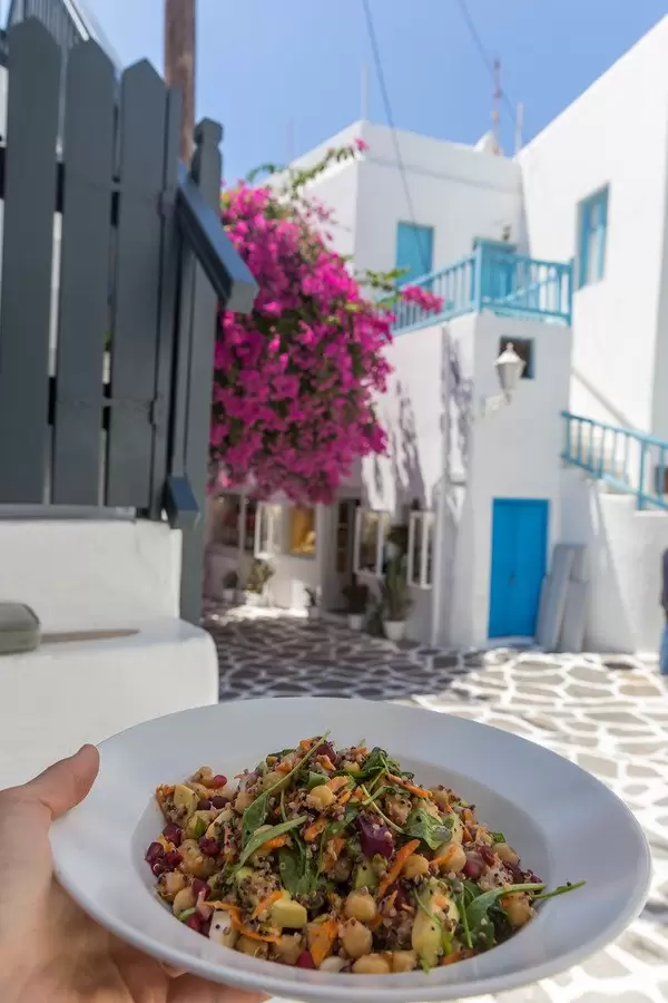 Teller mit Kichererbsen, Quinoa und Gemüse bei Healthylicious. Veganes Restaurant auf Mykonos